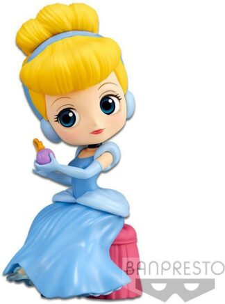 Figurine Banpresto Q Posket Disney Cendrillon : Cendrillon dans sa robe de bal, en train de se parfumer Perfumagic [12cm]