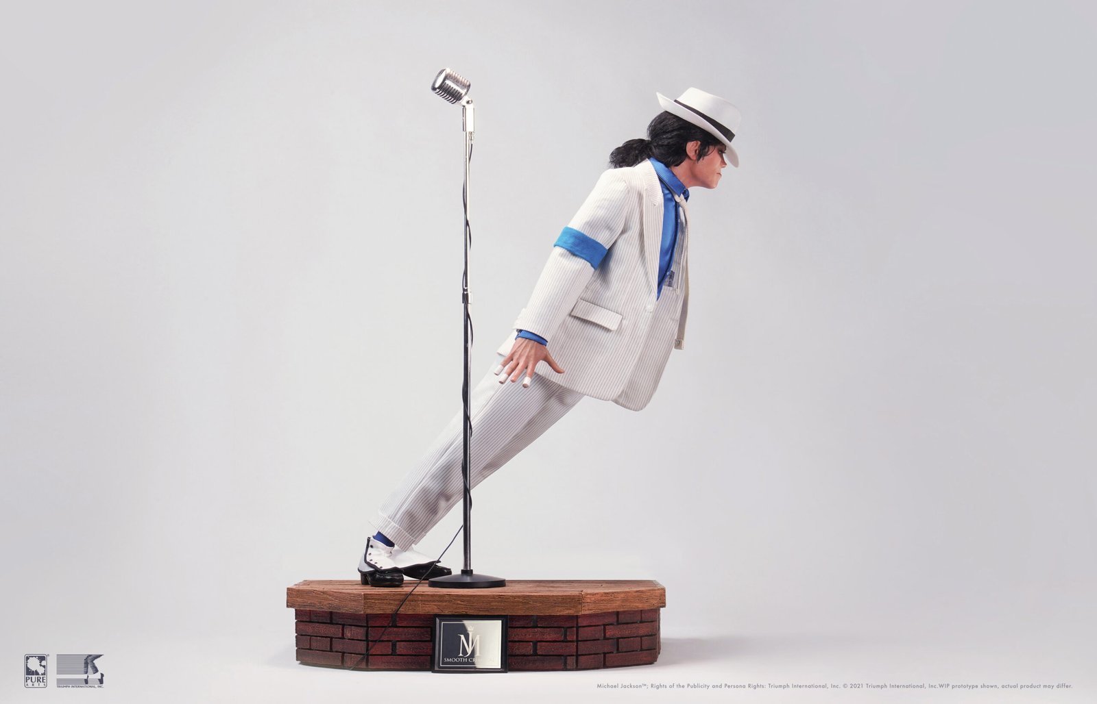 Figurine haut de gamme en polyrésine capturant le mouvement iconique de Smooth Criminal. Cette pièce de collection premium signée Pure Arts offre un niveau de détail exceptionnel et rend un hommage magistral au Roi de la Pop.
